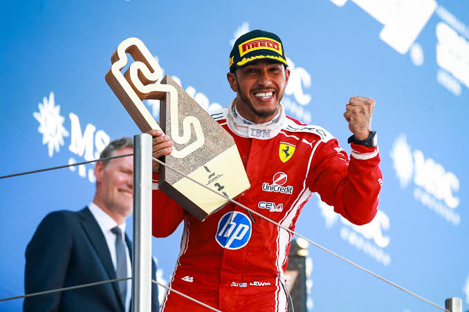 blog_formula1's tweet photo. Um ano depois, Lewis Hamilton conquista finalmente a sua primeira vitória pela Ferrari!

Um momento histórico, se tornando o piloto mais velho da equipe a vencer desde 1953 (!!!) e se tornando o maior vencedor do circuito de Barcelona.  

E, de todas as coisas que Lewis poderia escrever, ele escolheu apenas uma frase.