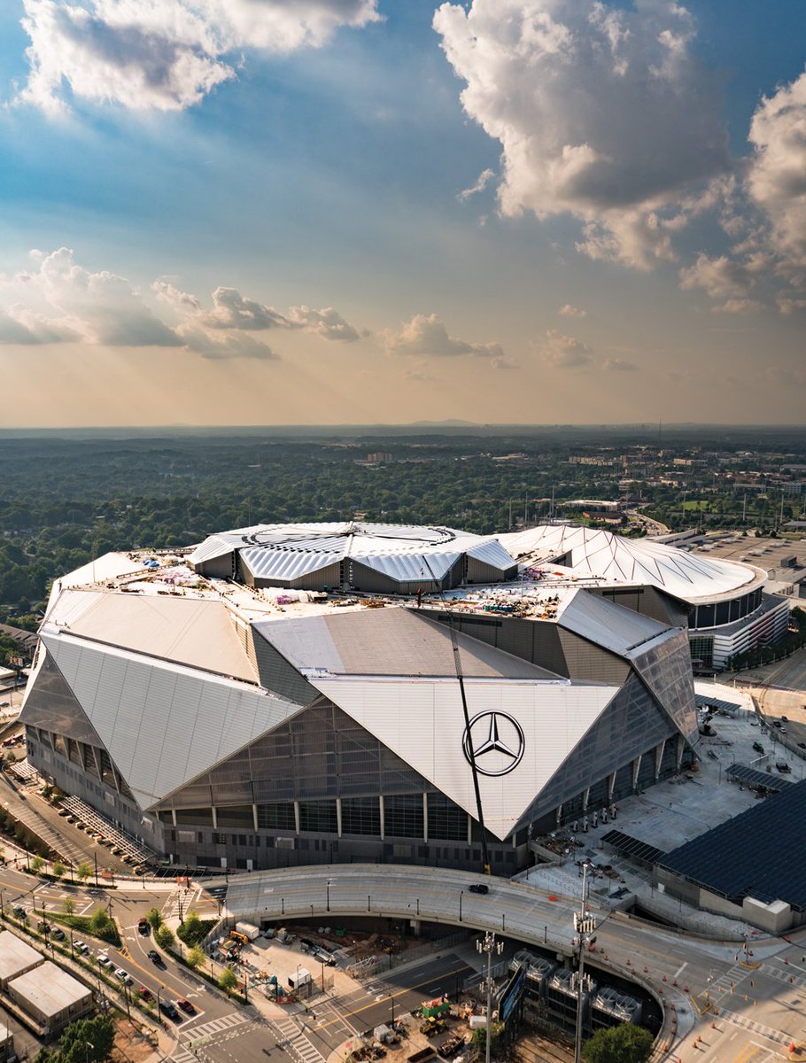 worldstadium_p's tweet photo. 🚨 Atlanta’s Mercedes-Benz Stadium has the WORLD’S LARGEST retractable circular roof!  

 It opens like a giant camera iris in just 8 minutes, covering 58,000 sq m with 8 massive panels.  🇺🇸🏟️ https://t.co/UhLVF8Xcdl