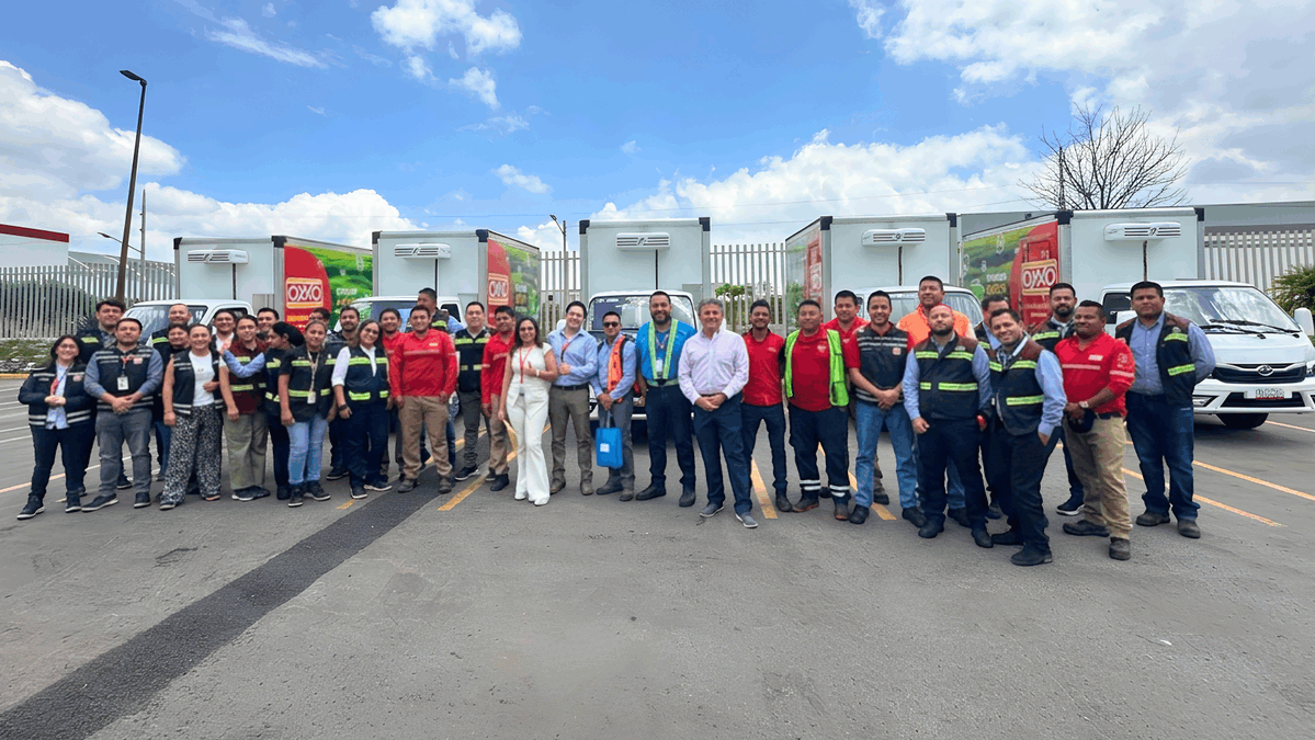 FEMSA's tweet photo. En @Tiendas_OXXO, sumamos a nuestra operación logística nuestras primeras unidades eléctricas de BYD Trucks México 🙌

Cinco vehículos modelo T4C con caja refrigerada que fortalecen nuestra distribución y nos permiten avanzar hacia una operación más eficiente y sostenible.

➡️ Más sobre nuestra evolución logística aquí: https://t.co/1Naa0Uxb36

#SomosFEMSA #OXXO #Sostenibilidad