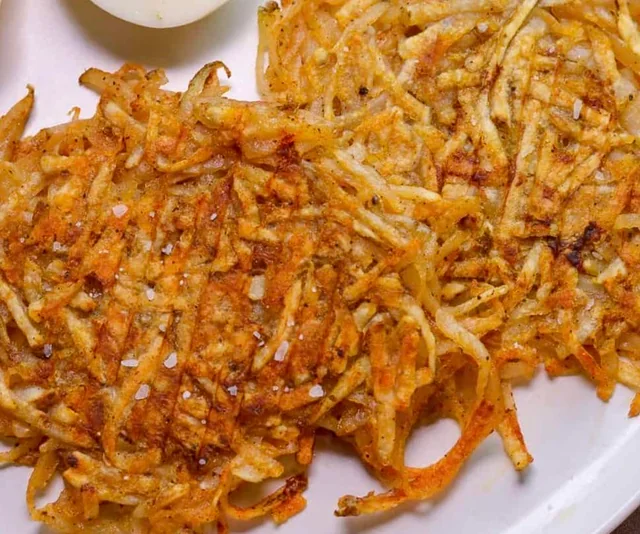 GoodbyeMsChips's tweet photo. The UK version of hash browns (picture B) is a horrifying downgrade of the US version (picture A). Everything else being said about US food superiority is clickbait bullshit. The hash browns dominance is tragically real. https://t.co/tKe5LYtKlX