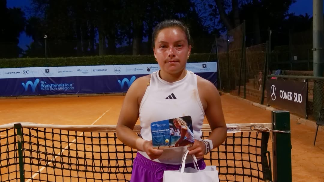 Tenisalmaximo's tweet photo. #ITFPro 🇮🇹 | Compartimos fotos de la premiación de ayer donde Lucciana Pérez fue finalista del ITF World Tennis Tour W35 San Gregorio en Catania, Italia. 🇵🇪🔥🎾💪
📸: Ethan Graniere
#TenisAlMáximo #TAM22Años #PasiónPorElTenis #tenis #Tennis #TennisPlayer #TennisFans https://t.co/CyFI5L3w6G