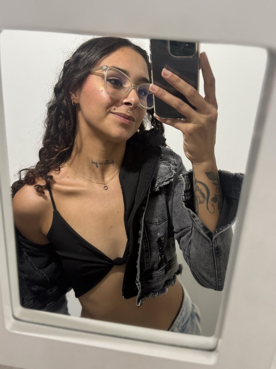 trejosAngiie's tweet photo. ❤️🇨🇴🌸 https://t.co/Snm9fSY1RK