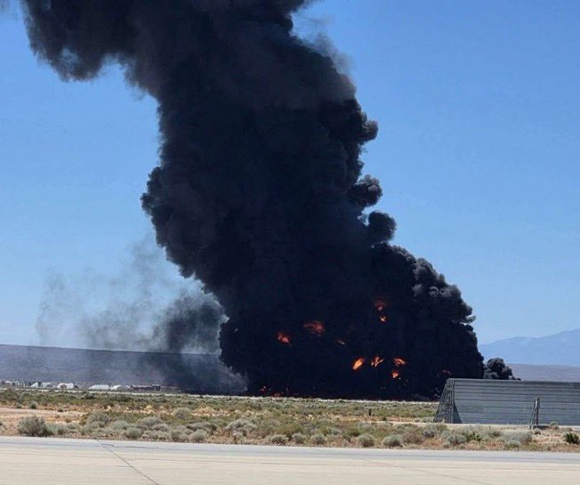 AryJeayBackup's tweet photo. A USAF B-52 Stratofortress plane crashed shortly after taking off from the Edwards Air Force Base in California. https://t.co/FD5tLEq2Fg