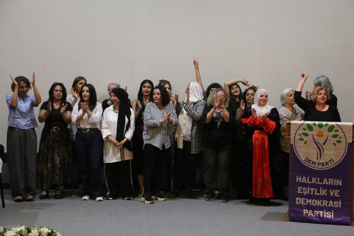 KADINDEMANKARA's tweet photo. Barış ve Demokratik Toplum şiarıyla gerçekleştirdiğimiz Ankara 3. Olağan Kongremizde Kadın Meclisimizi ilan ettik. Kadın özgürlükçü paradigma ışığında, barışı ve demokratik toplumu inşa etme mücadelemizi her alanda büyütecek; örgütlü kadın gücüyle alanlarda olmaya devam edeceğiz. https://t.co/pyzS1WgS3p