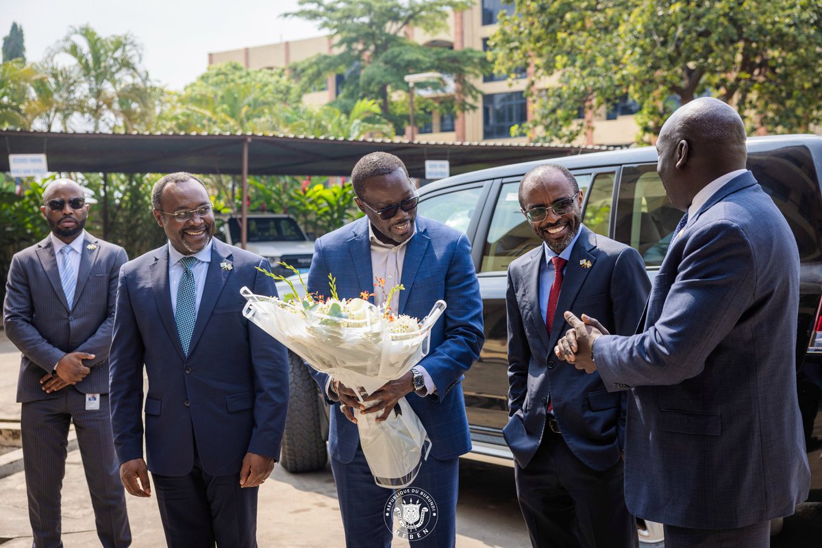 IntumwaNews's tweet photo. 🔴Burundi-Économie : Ndiamé Diop à Bujumbura pour renforcer l’appui de la Banque mondiale aux grands projets de développement.

Le Burundi reçoit une visite de marque qui témoigne de l’intérêt croissant des partenaires internationaux pour les efforts de développement engagés par le pays. Ce lundi 15 juin 2026, le ministre des Finances, du Budget et de l’Économie numérique, Dr Alain Ndikumana, a accueilli à l’Aéroport international Melchior Ndadaye M. Ndiamé Diop, Vice-président régional de la Banque mondiale pour l’Afrique orientale et australe.

Pour sa toute première visite au Burundi, le haut responsable de la Banque mondiale entame une mission de trois jours qui le conduira à échanger avec les plus hautes autorités du pays sur les priorités de développement, les réformes en cours et les perspectives de coopération entre le Burundi et l’institution financière internationale.

Au-delà du caractère protocolaire, cette visite traduit la volonté commune de renforcer un partenariat qui joue un rôle important dans le financement de nombreux projets touchant directement la vie des populations. Énergie, infrastructures, agriculture, éducation ou encore développement du capital humain figurent parmi les domaines dans lesquels la Banque mondiale accompagne le Burundi depuis plusieurs années.

Le séjour de M. Ndiamé Diop sera également marqué par sa participation à l’inauguration de la centrale hydroélectrique de Mulembwe. Très attendue, cette infrastructure contribuera à augmenter l’offre en électricité, un enjeu essentiel pour le développement industriel, la création d’emplois et l’amélioration des conditions de vie des Burundais.

Cette mission sera aussi l’occasion de passer en revue les projets soutenus par la Banque mondiale et d’évaluer les progrès réalisés sur le terrain. Les échanges devraient permettre d’identifier les nouveaux besoins du pays et les voies à suivre pour accélérer la mise en œuvre des programmes de développement.

Pour le Gouvernement du Burundi, cette visite intervient à un moment particulier. Le pays poursuit la mise en œuvre de réformes économiques ambitieuses et multiplie les initiatives destinées à soutenir sa transformation structurelle. Dans cette dynamique, l’accompagnement des partenaires techniques et financiers demeure un levier important pour concrétiser les objectifs de la Vision Burundi 2040-2060.

Cette visite intervient également quelques jours après les conclusions encourageantes du Fonds monétaire international (FMI), qui a salué les progrès accomplis par le Burundi dans la stabilisation de son économie et la conduite des réformes. Un signal positif qui renforce la confiance des partenaires internationaux et conforte les ambitions du pays de bâtir une économie plus solide, plus résiliente et davantage tournée vers l’avenir.
📷 @FinancesBdi
