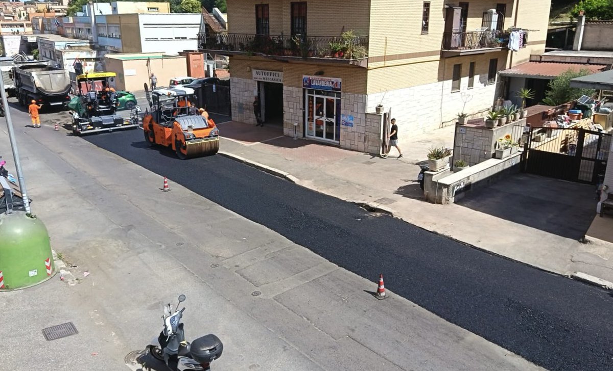 valeriogaripoli's tweet photo. Finalmente iniziato l'intervento di Acea Ato 2 di rifacimento manto stradale di Via del Monte delle Capre al Trullo. #fdi #municipioxi https://t.co/y8FUtCvpDT