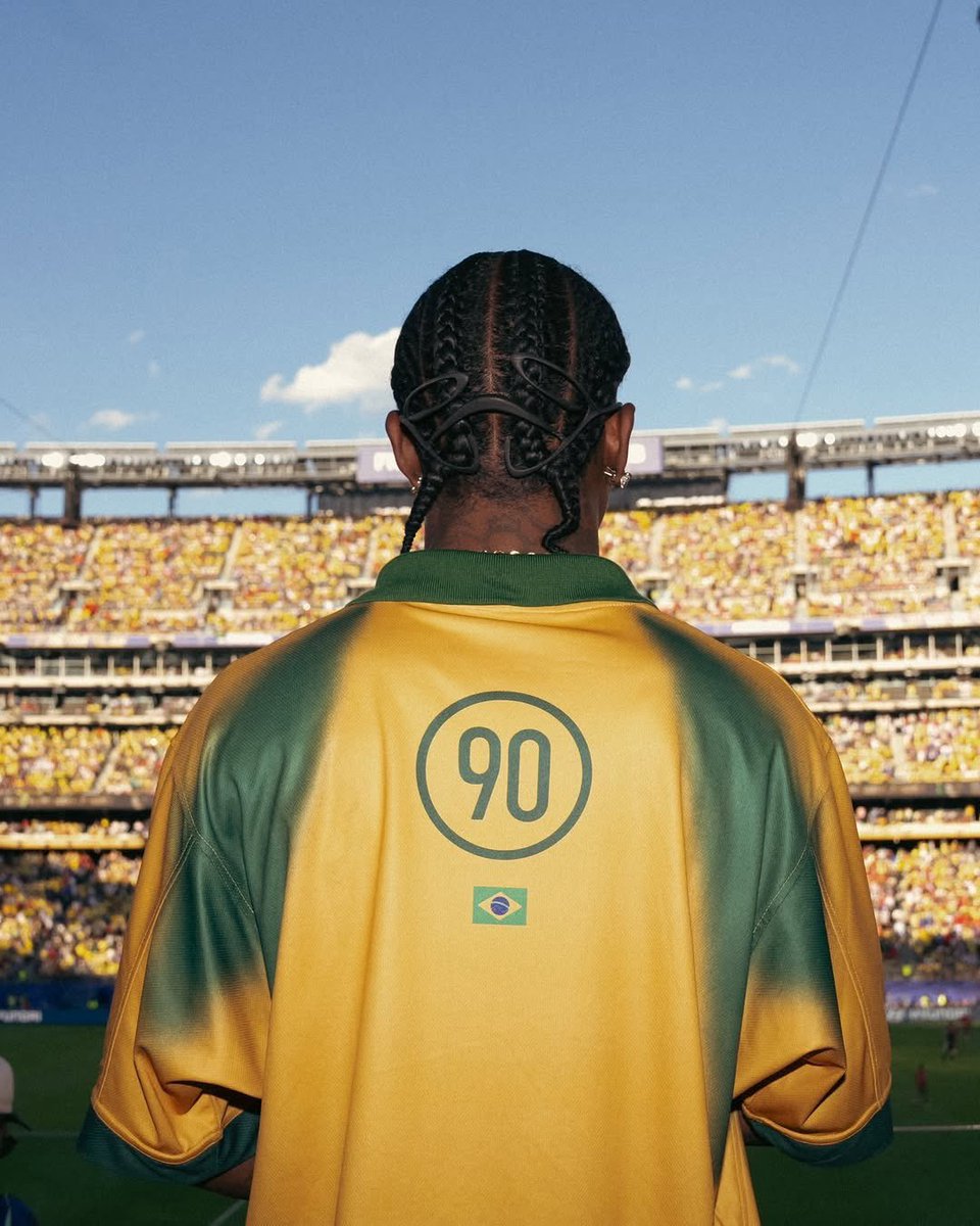 NoteSphere's tweet photo. The Nike x Travis Scott Brazil jersey is clean. https://t.co/GB0vZZdW0Y