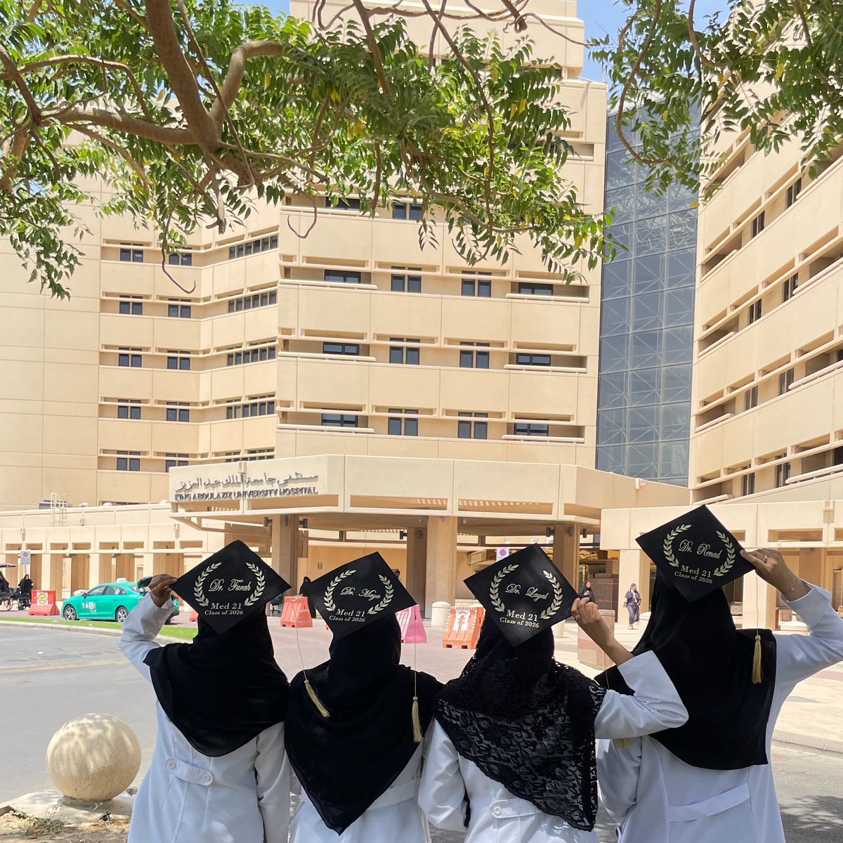 Layallofficial's tweet photo. الحمدلله على ما مضى والحمدلله على ما تحقق والحمدلله على ما هو آت 🤍

تم بحمد الله تخرجي من كلية الطب والجراحة بعد رحلة طويلة ما كانت لتكتمل الا بتوفيق الله ثم بوجود اهل واصدقاء كانو خير سند وخير رفقة طريق

بداية جديدة اسأل الله ان يجعلها مليئة بالخير والتوفيق🎓 https://t.co/mNfLuID8Ez