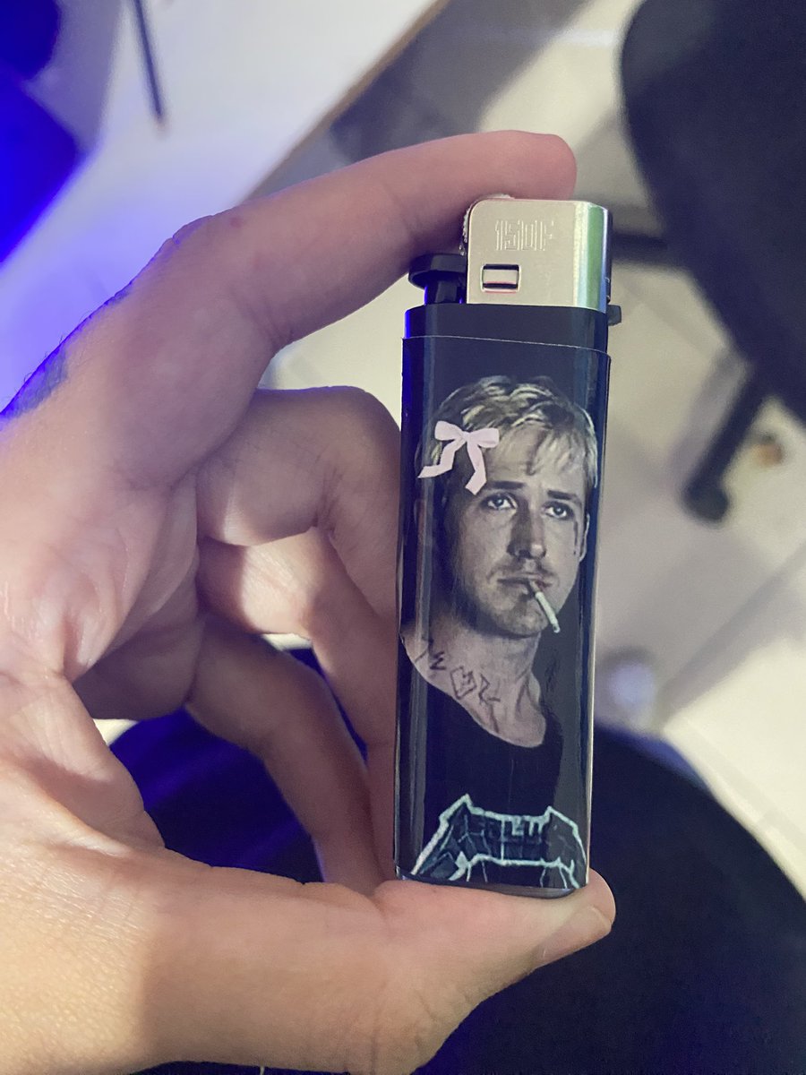 safesxloc's tweet photo. acabei de descobrir que sei personalizar isqueiros então fodase 🎉🎉🍾RYAN GOSLING COQUETTE FUMANTE https://t.co/GfKiS4s8z3