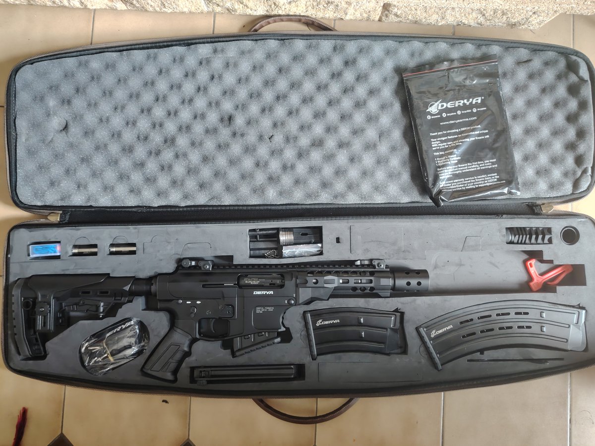 XavierPedri's tweet photo. Le bébé dans sa boîte. Et  aussi avec son chargeur tambour 21 cartouches, testé en 21 tirs  d'affilé. Amusant, essentiel en Fun-tir et IPSC (parcours de tir)...  mais mon épaule s'en souvient 🤣
Conclusion  : arme parfaitement fiable. Si vous montez le choke "Cylinder"  (fourni), la bague d'emprunt de gaz "Light" (fournie), et que vous tirez  avec du Slug 28g, vous n'aurez aucun souci.
