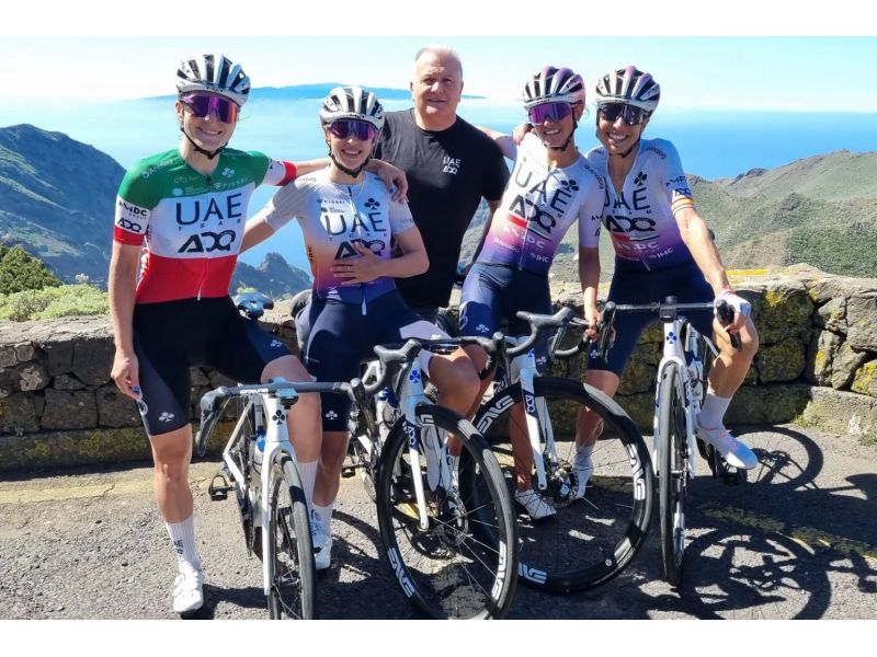 tuttobiciweb_it's tweet photo. Paolo #Slongo "a tutto campo" a #BlaBlaBike
«#LongoBorghini fa allenamenti più "polarizzati" e sa alleggerire il peso della situazioni. #Pellizzari? Non si può pensare di andar forte fin da gennaio e continuare fino al Giro»
https://t.co/AgMFPDqG1i https://t.co/J0VtdsaAyk