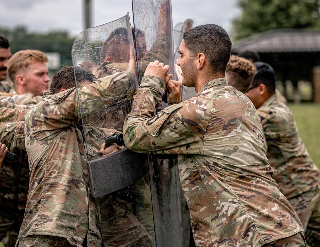 101stAASLTDIV's tweet photo. The Screaming Eagles conducted civil disturbance training at Fort Campbell, Ky., June 9, 2026. The training teaches service members how to respond to aggressive groups, maintain control in crowd situations and use proper shield techniques.

U.S. Army 📸 by Sgt. Matthew Wantroba https://t.co/H8j0LEKJaK