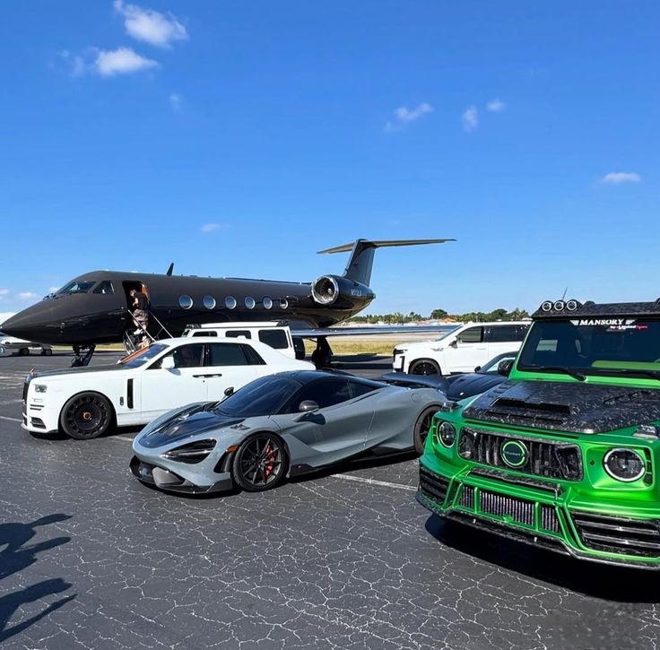 Lux_Cars_X's tweet photo. “Money talks in silence 💸🖤” https://t.co/2cer76sXN6