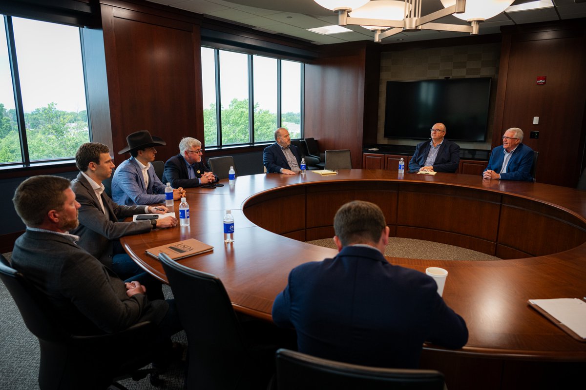 USDAForeignAg's tweet photo. Thank you to @KYFB for hosting Under Secretaries Lindberg and Fordyce for a roundtable with Kentucky producers.

From corn, soybeans, cattle, pork, dairy, forestry, and more — Kentucky agriculture is driving opportunity at home &amp; reaching markets around the world. 🇺🇸🌾 https://t.co/c0WOpCiSXW