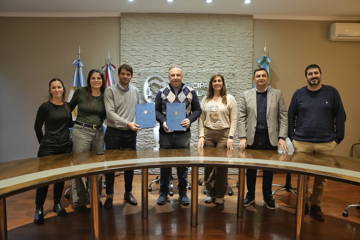 vnavarroalegre's tweet photo. 📄 Asociaciones civiles y fundaciones de #VillaMaría podrán avanzar en la escrituración de terrenos que fueron donados oportunamente por el municipio, a partir de un convenio firmado con el Colegio de Escribanos de la Provincia de Córdoba.

La iniciativa permitirá simplificar trámites y reducir los costos vinculados a la obtención de las escrituras, facilitando que más instituciones regularicen la situación de los inmuebles donde desarrollan sus actividades.

🏛️ El acuerdo está destinado a entidades que cuenten con una ordenanza de donación vigente, hayan cumplido con las obligaciones establecidas al momento de recibir el terreno y mantengan regularizada su situación ante la Inspección de Personas Jurídicas. Además, contempla una reducción de los costos notariales para concretar la escrituración.

#VillaMaríaCrece