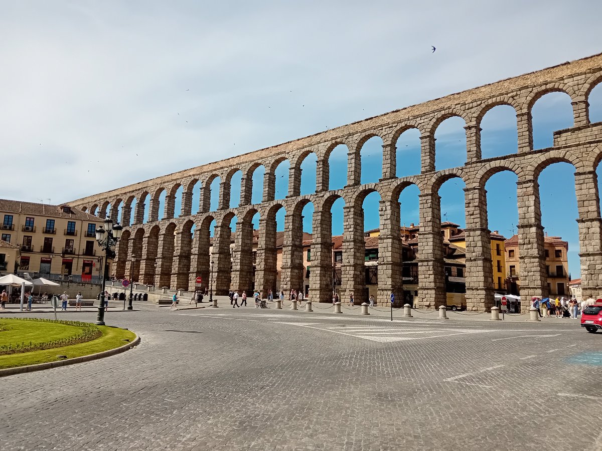 DrJEBall's tweet photo. The spectacular (if partially reconstructed) remains of the #Roman aqueduct at Segovia (Spain) - really gives a sense of how imposing these structures would have been in ancient cityscapes #Archaeology https://t.co/QQfj31zUwm