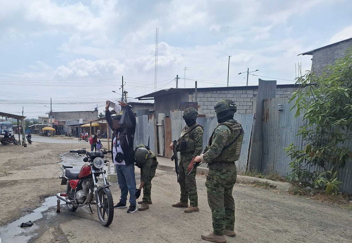 FFAAECUADOR's tweet photo. #Guayaquil | Las @FFAAECUADOR a través de la Fuerza de Tarea Conjunta Guayas, intensifican operaciones militares fijas y móviles en sectores estratégicos de la ciudad para fortalecer la seguridad, el control territorial y la tranquilidad de la ciudadanía.
#FFAAContigo #FTCG https://t.co/4SyZGqOsdu