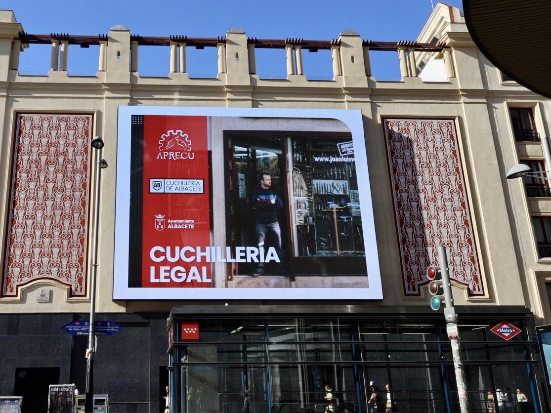paconunez_'s tweet photo. 🔪 Orgullo de Albacete. Orgullo de Castilla-La Mancha.

Nuestra cuchillería es tradición, artesanía, historia y una seña de identidad reconocida en todo el mundo.

Es una gran noticia que estos días se promocione en el corazón de Madrid para seguir impulsando y dando a conocer un sector que forma parte de nuestra tierra y de nuestra forma de ser.

Defender la cuchillería es defender nuestra historia, nuestra tradición y lo que somos. Por eso quiero reconocer a nuestro alcalde de Albacete, @Selopezmanuel, y a @Aprecu por su compromiso constante con la promoción y el impulso de una de las grandes señas de identidad de nuestra tierra.

🟥⬜️ La cuchillería de Albacete merece seguir llegando cada vez más lejos.