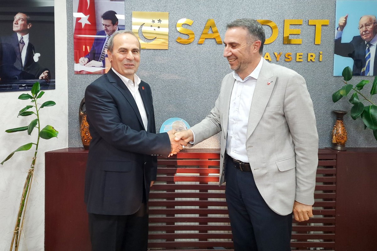 saadetkayseri's tweet photo. Milletimizin teveccühü ile Saadet Partimiz her geçen gün büyümeye ve güçlenmeye devam etmektedir. Bu kapsamda, il yönetim kurulumuza yeni katılan Sayın Ali Karaaslan’ın rozetini İl Başkanımız Sayın Erdal Altun takdim etmiştir.
Sayın Karaaslan’a aramıza hoş geldin diyoruz. https://t.co/jl7EVT5E1B