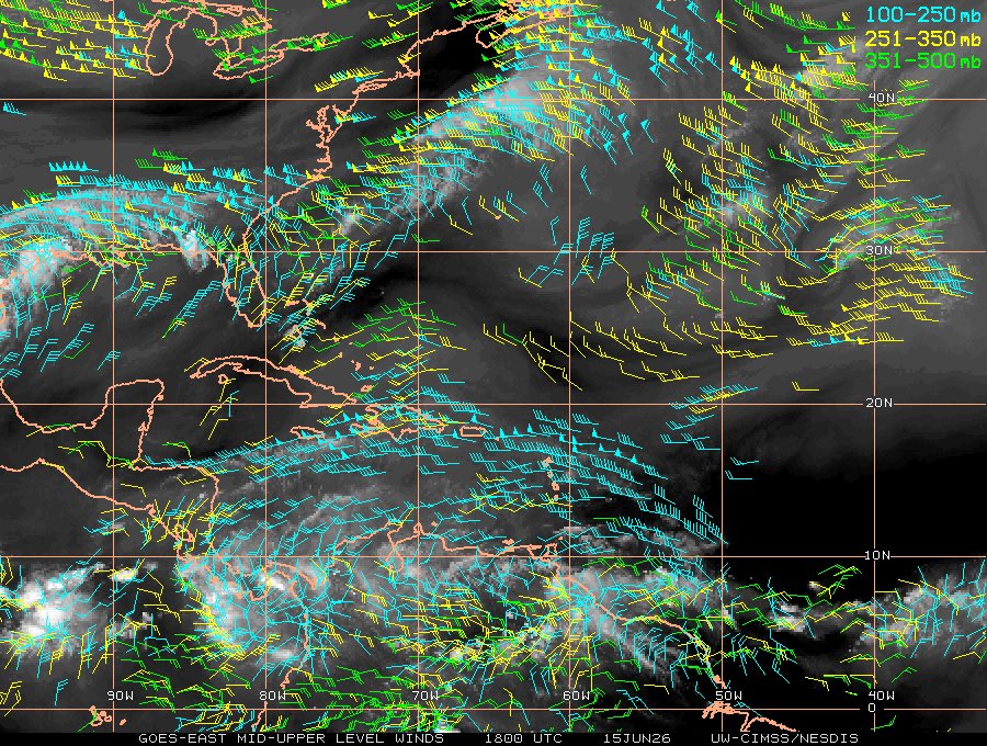 part1962's tweet photo. Mapas  detallan dinámica atmosférica sobre Venezuela: vientos este-sureste en alta troposfera con fuerte divergencia, combinados con vientos alisios este-noreste y convergencia activa en niveles bajos. Baja cizalladura completa entorno favorable para desarrollos convectivos. https://t.co/tMM3N18g1Q