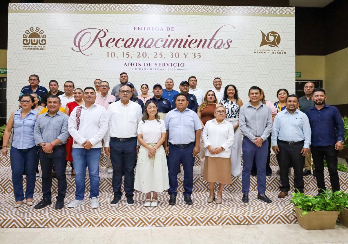 YensunniMtz's tweet photo. Un ayuntamiento no son solo oficinas; un gobierno es su gente🤍. Y hoy reconocimos a quienes con mucho cariño y compromiso han dedicado años de su vida al servicio público.

Realizamos la entrega de reconocimientos y estímulos de antigüedad a trabajadoras y trabajadores con 10, 15, 20, 25, 30 y 35 años de servicio, como un sencillo agradecimiento por su entrega incansable y su compromiso diario con la Transformación de nuestra capital y nuestro municipio.

Agradezco al Secretario General del Sindicato de los Trabajadores al Servicio del Ayuntamiento de Othón P. Blanco, José Ángel Pérez Chávez; al Síndico Municipal; a las y los regidores; al Secretario General, Luis Gamero Barranco y a la Presidenta Honoraria del Sistema DIF OPB, Idalid Hernández, por hacer equipo siempre y por mantener firme el compromiso en favor de los servidores públicos del Ayuntamiento.