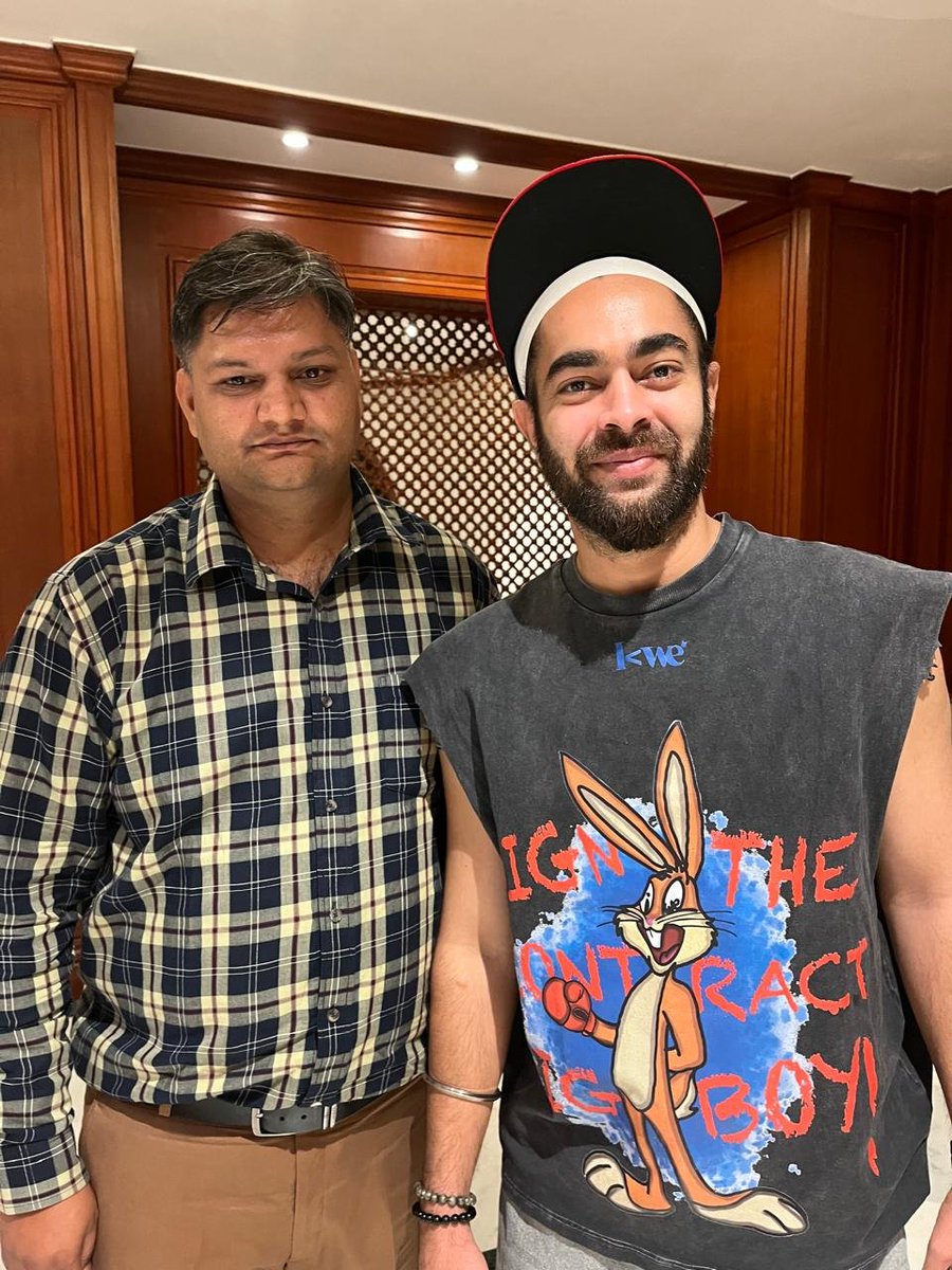 105ankit's tweet photo. भारतीय मनोरंजन जगत में अपने मजाकिया अंदाज, चुटकले, ठहाके, और सकारात्मक बातें दर्शकों के बीच बेहद लोकप्रिय।

भारतीय बॉलीवुड अभिनेता मनजोत सिंह जी जो ओए लकी! लकी ओए!, स्टूडेंट ऑफ द ईयर और फुकरे जैसी दर्जनों फिल्मों में अपनी भूमिकाओं के लिए जाने जाते हैं लखनऊ में साथ साथ रहना हुआ। https://t.co/GhQtgYn82g