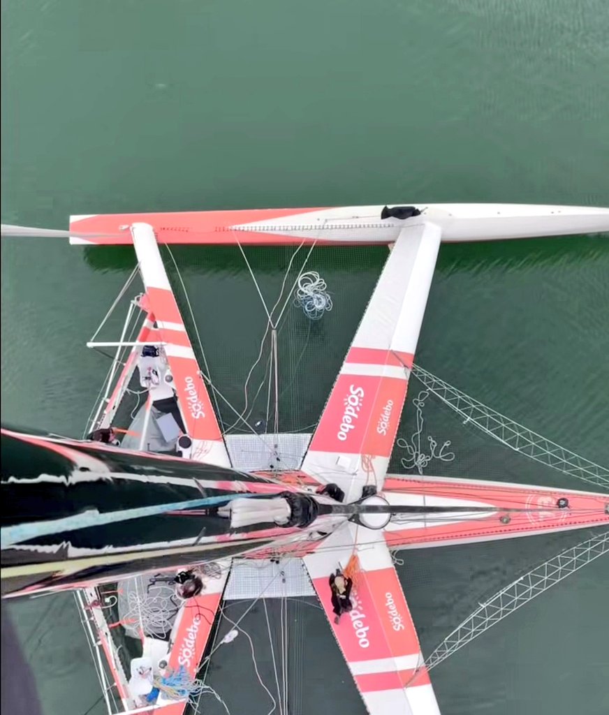UltimBoat's tweet photo. #Ultime #OceanFifty #Chantier

Sodebo Fifty retrouve son mât ce lundi à Lorient La Base. https://t.co/InyMrJP4Qq