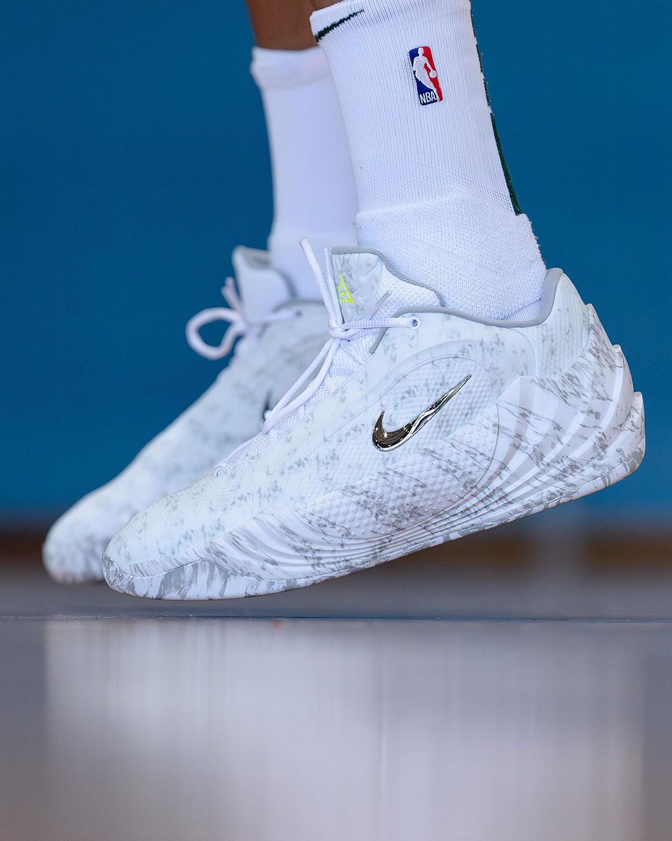 SneakerNews's tweet photo. Giannis just revealed the Nike Giannis Freak 8 "Wolf Grey" 🐺

🗓️ Dropping Fall 2026

Learn more >> https://t.co/Fq8i2sacNK https://t.co/shCsoNu5ON