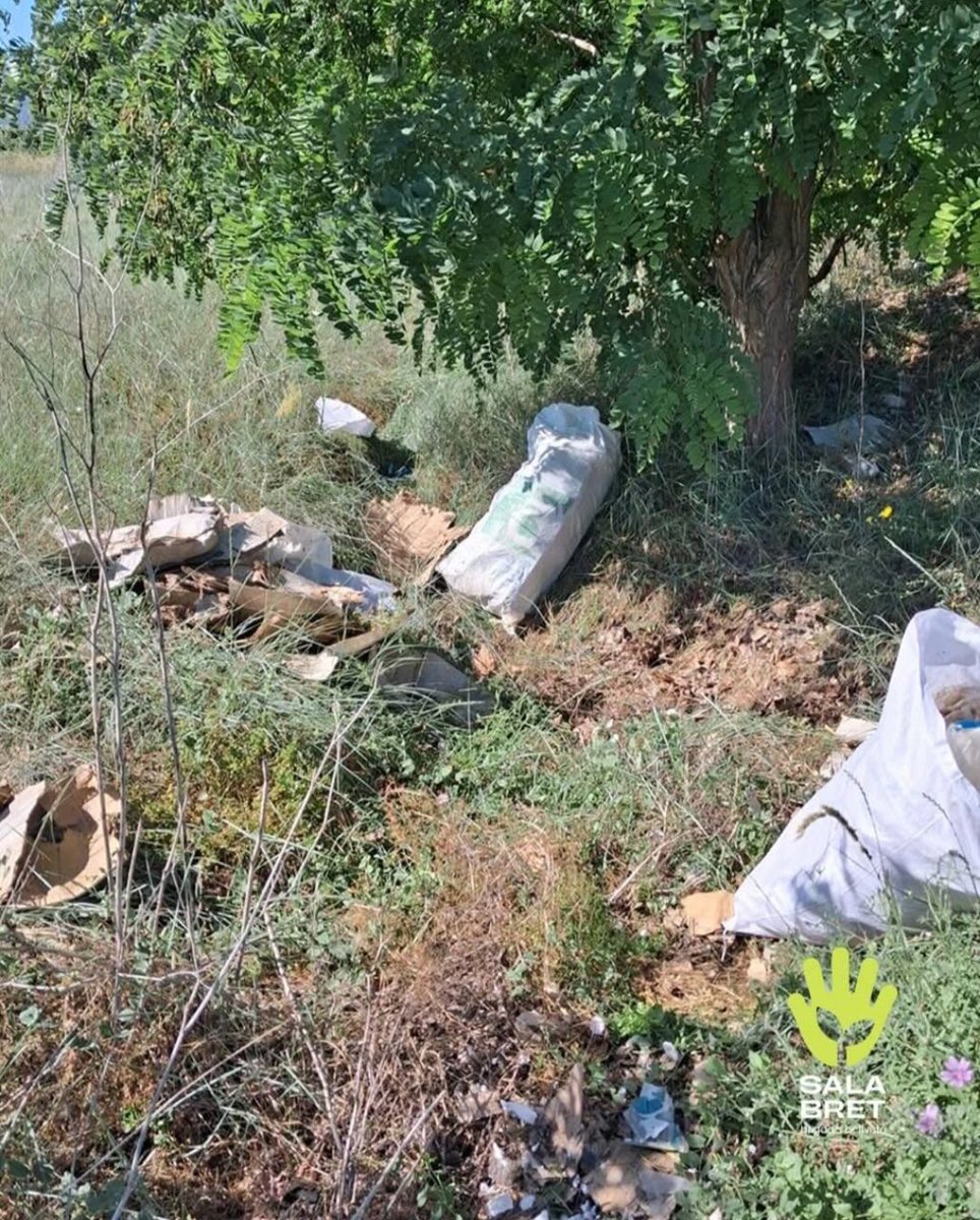 BrigadaSalabret's tweet photo. Ahir, un dels voluntaris de Salabret va decidir, per iniciativa pròpia, anar a netejar una zona a l’entrada de l’Escala, al costat de l’espai on antigament hi havia la discoteca Redrig.

Només passant-hi amb cotxe ja es pot veure la quantitat de brossa acumulada... https://t.co/nDQQfHMP2a