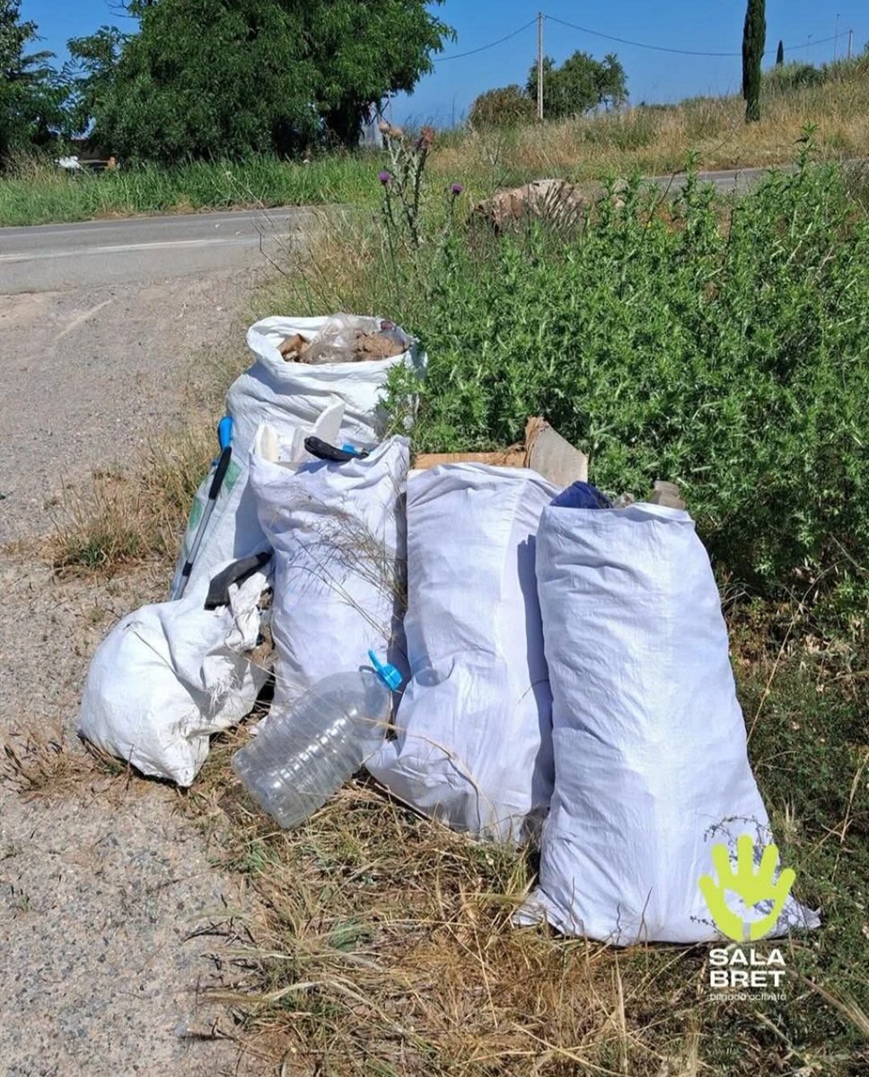BrigadaSalabret's tweet photo. Ahir, un dels voluntaris de Salabret va decidir, per iniciativa pròpia, anar a netejar una zona a l’entrada de l’Escala, al costat de l’espai on antigament hi havia la discoteca Redrig.

Només passant-hi amb cotxe ja es pot veure la quantitat de brossa acumulada... https://t.co/nDQQfHMP2a