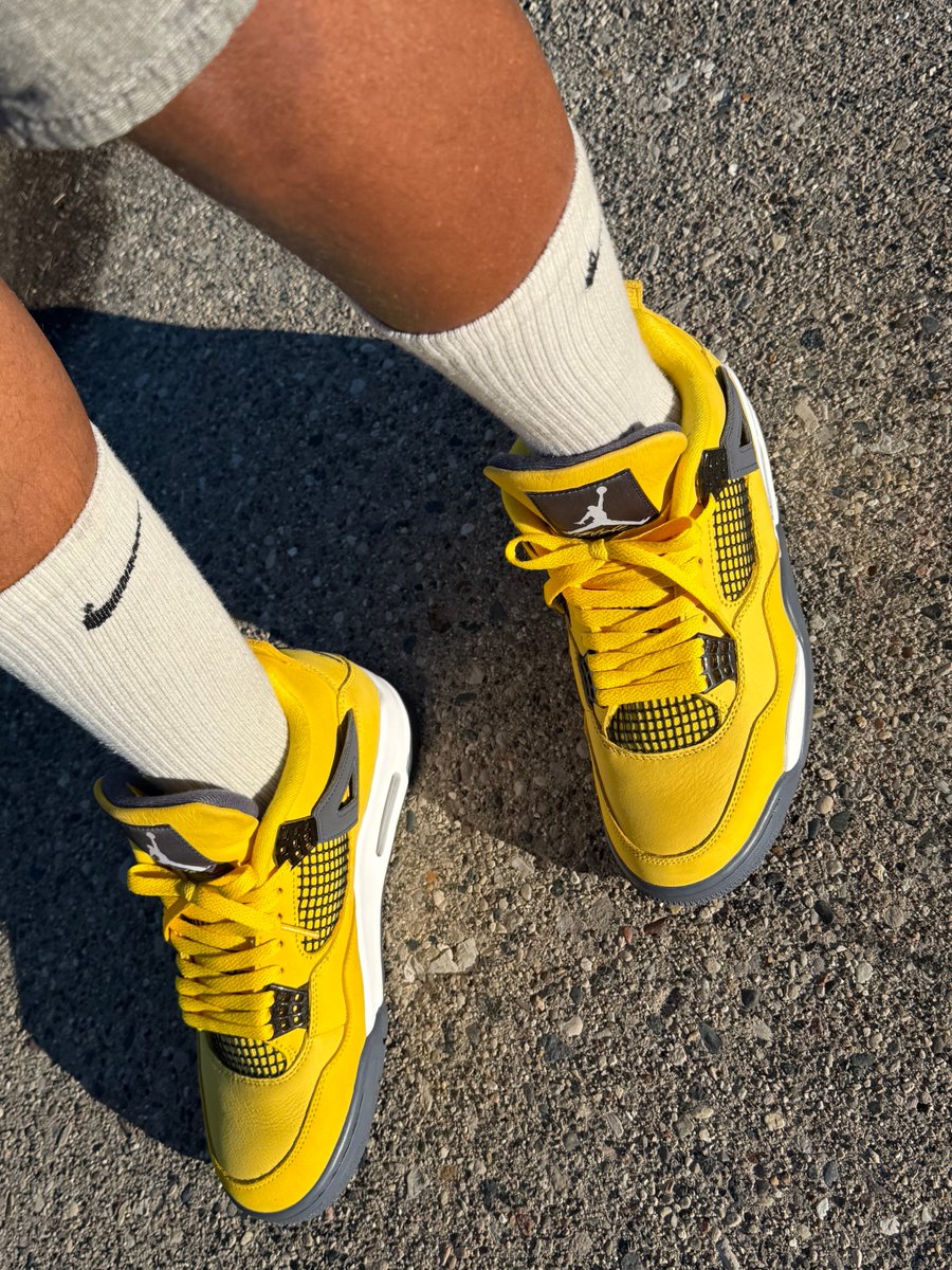 DinoStaxkzkixkz's tweet photo. So great had run back! Haven’t wore these since a very special sad day but all great #Lightning4s @jordan4s @nike @dinostaxksz #spartankicksz ⚡️🖤🦖💯#keeprockingkicksz @kith @snkr_twitter #js4days https://t.co/qnULGzYTPo