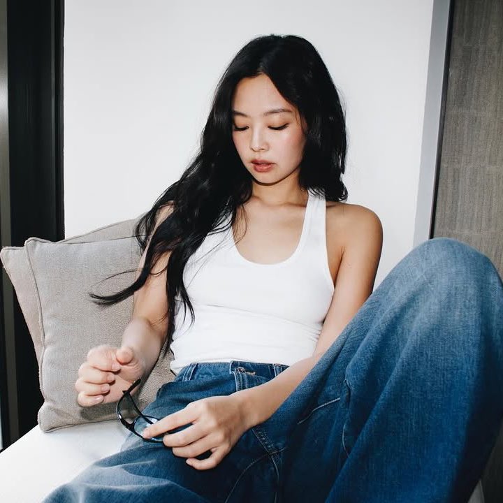 GENIUS9N's tweet photo. Fun fact: #JENNIE is the First & Only K-pop female soloist to chart multiple albums on the U.S. Apple Music Albums Main Chart (All-Genre) 🇺🇸

the fun part is she holds this record with two versions of the same project. Ruby and Ruby (The Complete Collection) both of which charted inside the Top 30.