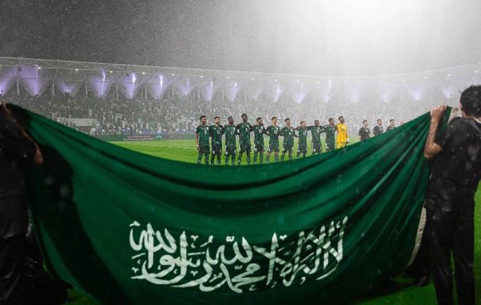 AlaDarbi1's tweet photo. كـــلنا مع الأخضــر🇸🇦

 #السعوديه_الاوروغواي https://t.co/4FLfSG8JdL