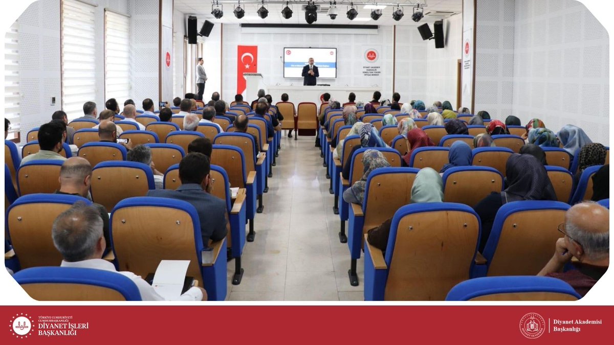 DibAkademi's tweet photo. 📍Göç Koordinatörleri Hizmet İçi Eğitim Semineri Gerçekleştirildi
👉Diyanet Akademisi koordinasyonunda, Başkanlığımız merkez birimlerinin görev alanlarını desteklemek amacıyla düzenlenen hizmet içi eğitimler kapsamında; Din Hizmetleri Genel Müdürlüğü iş birliğiyle, göçmen vatandaşlarımıza yönelik sunulan din hizmetlerinin niteliğini ve etkinliğini artırmak amacıyla “Göç Koordinatörlerine Yönelik Hizmet İçi Eğitim Semineri” düzenlendi.
👉Göç alanında görev yapan koordinatör personelin bilgi, beceri ve mesleki yeterliliklerini geliştirmeyi hedefleyen seminer, Denizli Dini Yüksek İhtisas Merkezi’nde gerçekleştirildi. Programa farklı bölgelerde görev yapan 126 personel katıldı.
👉Seminer boyunca göç olgusunun din hizmetleri boyutu, göçmenlere yönelik rehberlik ve iletişim süreçleri, sahadaki ihtiyaçlar ve hizmet sunumunda karşılaşılan sorunlara yönelik çözüm önerileri ele alındı.