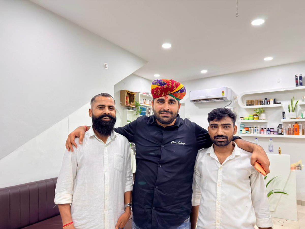 RavindraBhati__'s tweet photo. आपका स्नेह और विश्वास ही मेरी सबसे बड़ी पूंजी है।

जालौर प्रवास के दौरान जब मैं विभिन्न कार्यक्रमों में व्यस्त था, तब जानकी निवासी श्री मदन जी सैन ने बड़े स्नेह और आत्मीयता के साथ अपनी दुकान पर पधारने का आग्रह किया। मन तो था कि उनके आग्रह को स्वीकार कर उनसे अवश्य मिलूं, लेकिन लगातार कार्यक्रमों और समयाभाव के कारण वहां पहुंच पाना संभव नहीं हो सका।

दिनभर की व्यस्तताओं के बाद जब रात गहराती गई और घड़ी ने 01:29 बजे का समय बताया, तब भी मदन जी उसी आत्मीयता और उत्साह के साथ एक मुलाकात के लिए सायला में अपने प्रतिष्ठान पर प्रतीक्षा कर रहे थे।

ऐसे क्षण थकान का एहसास नहीं होने देते। बल्कि यह महसूस कराते हैं कि लोगों का यह प्रेम, विश्वास और अपेक्षाएं ही जनसेवा की सबसे बड़ी पूंजी हैं। जब कोई व्यक्ति रात के अंतिम पहर तक भी सिर्फ एक मुलाकात के लिए प्रतीक्षा करता है, तो यह जिम्मेदारी और अधिक बढ़ जाती है कि उसके विश्वास पर हमेशा खरा उतरा जाए।

मदन जी का यह स्नेह और आत्मीयता मेरे लिए अविस्मरणीय है। जनता का यही प्रेम और विश्वास जनसेवा के प्रति मेरे संकल्प को हर दिन और अधिक मजबूत करता है तथा समाज के प्रत्येक व्यक्ति के सुख-दुख में साथ खड़े रहने की प्रेरणा देता है।