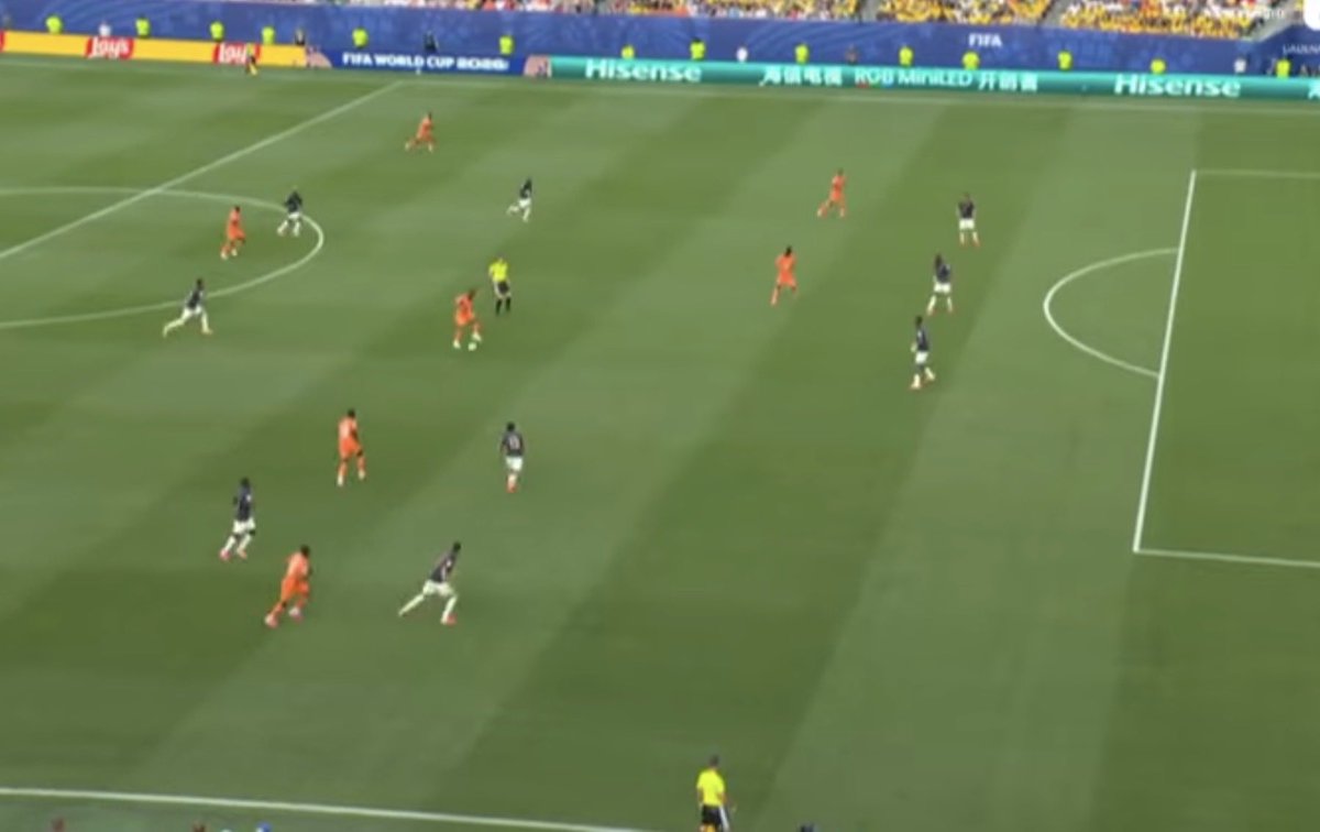 Jid_98's tweet photo. @jmalvearc El retroceso de todo el medio campo de Ecuador es horrible. Caicedo camino y Vite intentó pero no pudo.  El segundo tiempo Yeboah lo mismo nada de retroceder. https://t.co/arhmZd8B9X