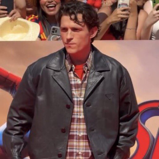 zenlland's tweet photo. ele tá vestido igualzinho o clark kent de smallville https://t.co/4mHELry2Zx