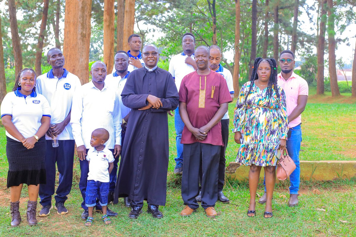 HbkPromoti19556's tweet photo. the ability to inspire, influence, and guide individuals, teams, or organizations toward achieving a common goal.  Thank you for the visit as @gacapya  for coming to Kijjabijo sub parish

#photography  #togetherness #youth #catholics https://t.co/jCa59GWbaS