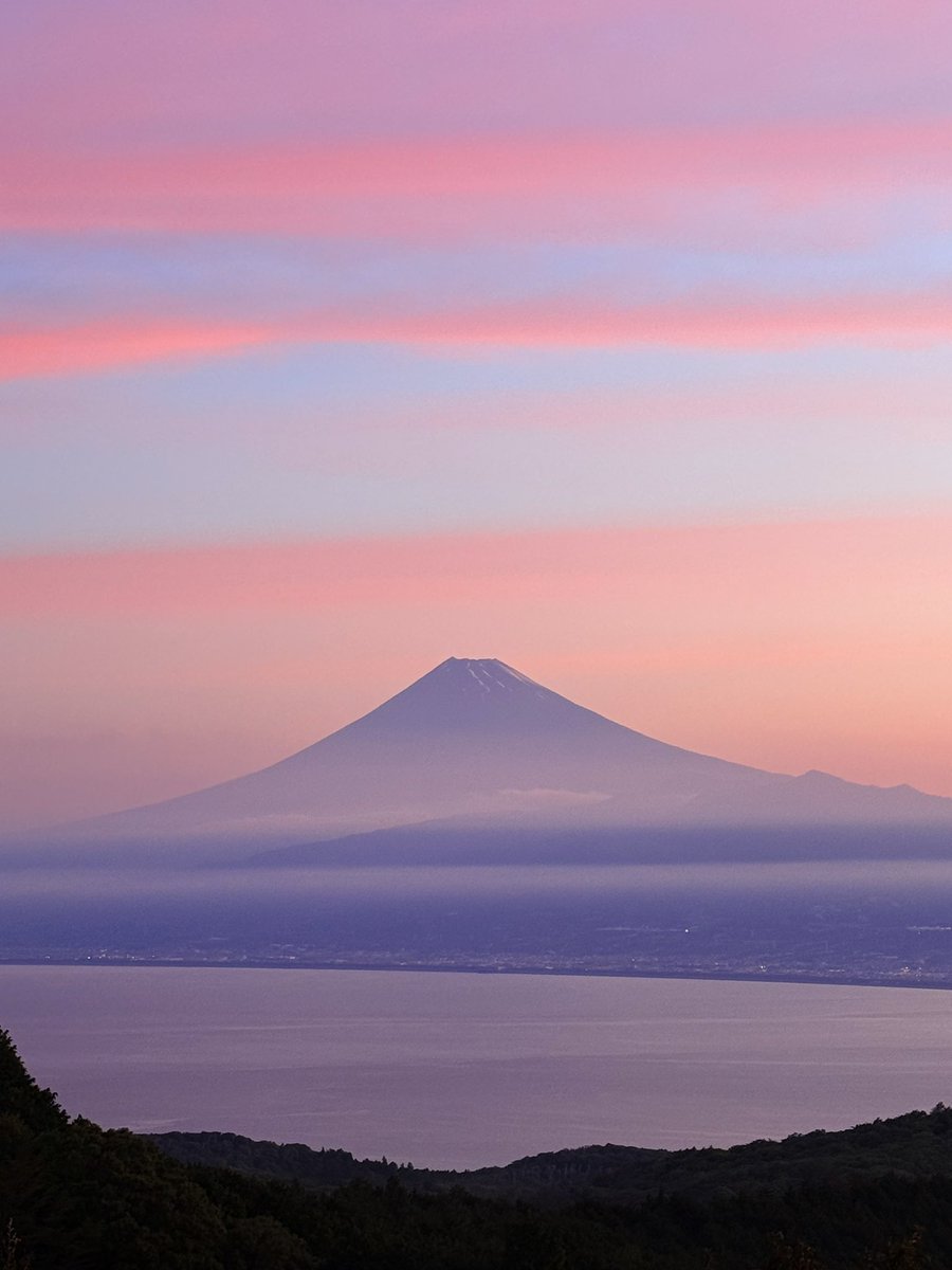 fuji3776m's tweet photo. 伊豆からの駿河湾越しのケサフジです。朝焼けが綺麗でした👌

iPhoneにて撮影 https://t.co/BHAZOd3MwQ