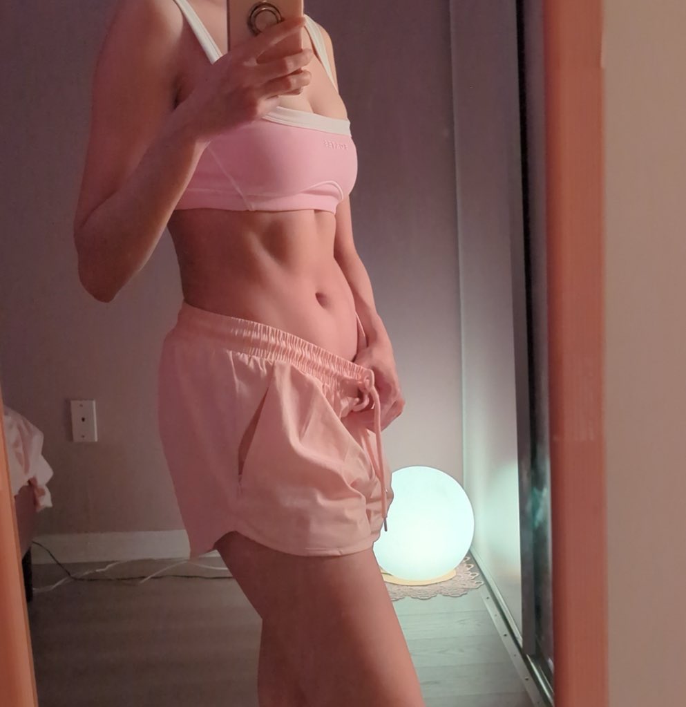 Pockicchi's tweet photo. wow i need to workout again because hello????? these abs???? https://t.co/cHvSo9dIJT