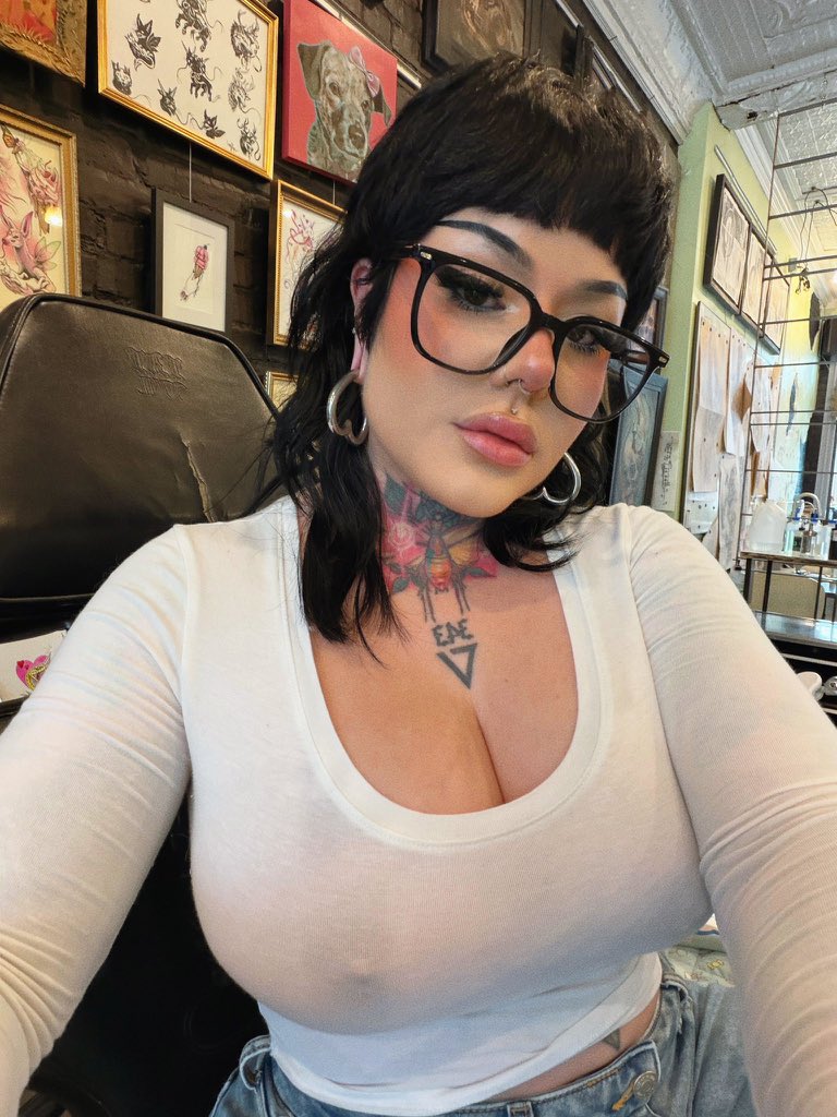 cortanablue362's tweet photo. Glasses on or off?💕 https://t.co/8zTpg7634U