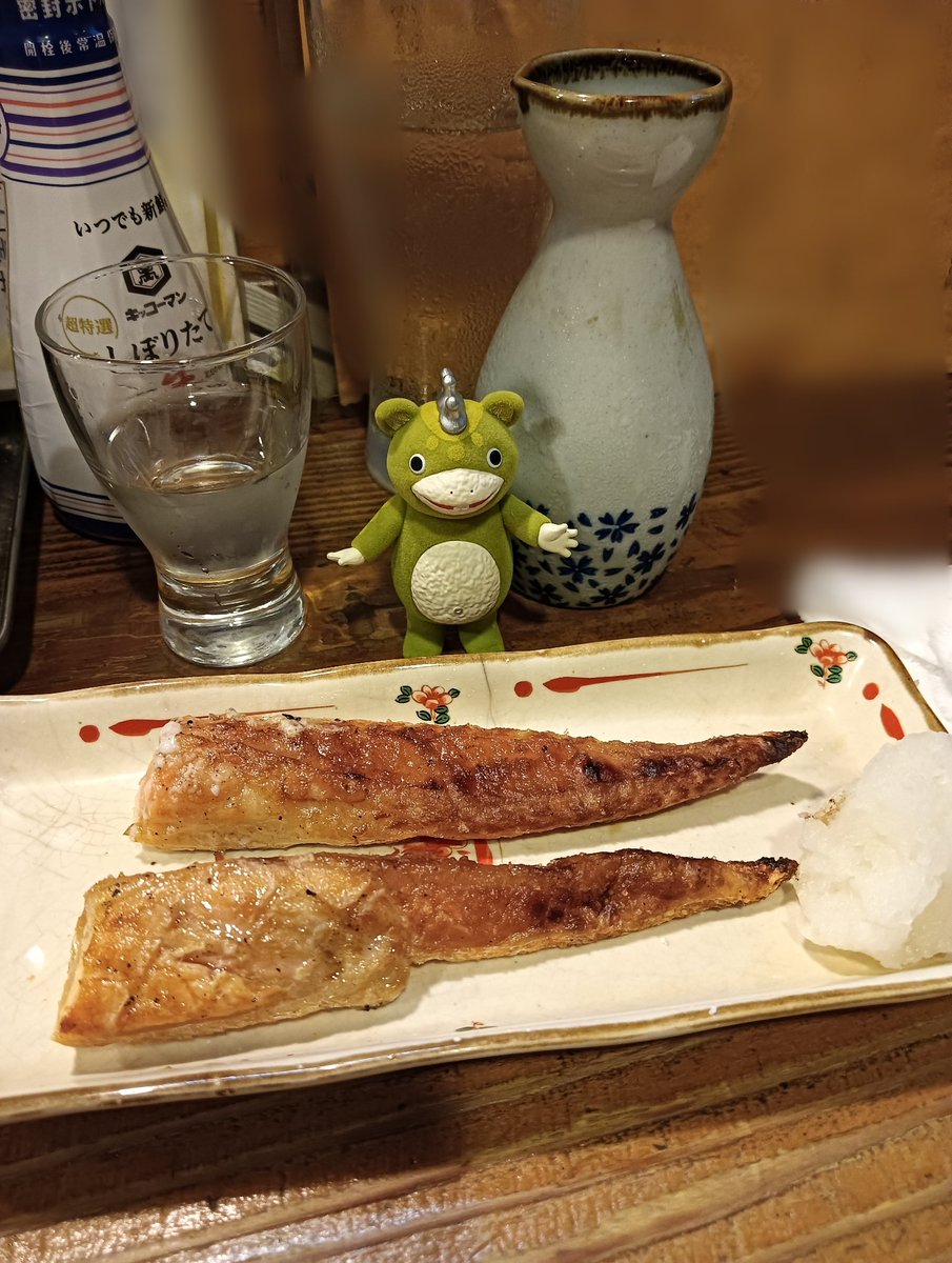 cuznga's tweet photo. 常連さんしか来なさそうな飲み屋にフラっとひとりで入って店主が「？」て顔するの見るのが好きです https://t.co/QKdYMdCzDw