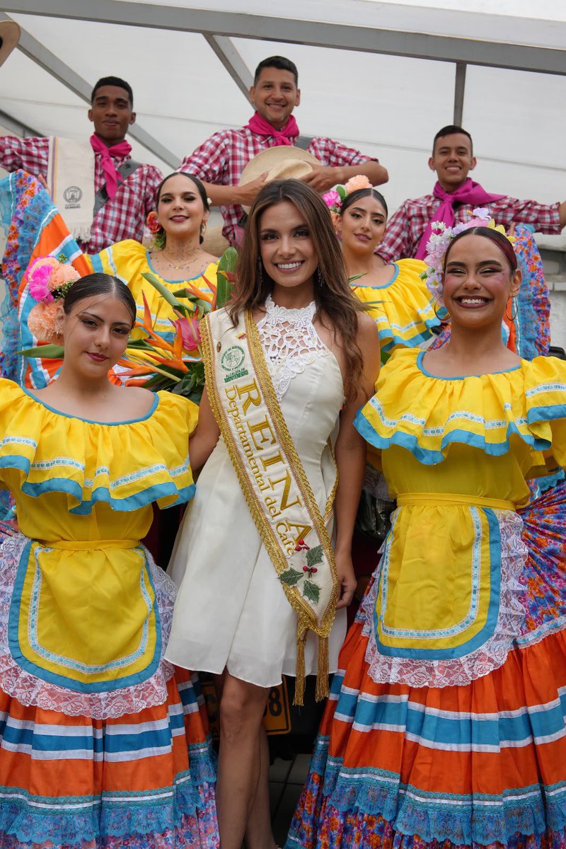 casaquindio's tweet photo. #Quindío60Años | ✨ Así vivimos recepción #Quindío60años - entre cafetales y montañas, evento abrió agenda conmemorativa de nuestro departamento☕🌄

Jornada para exaltar historia, cultura e identidad quindiana.

🔗 Noticia aquí: https://t.co/37rlPHc7sq

#PoryParalaGente🟢🟡🟣 https://t.co/T5o7soEc2A