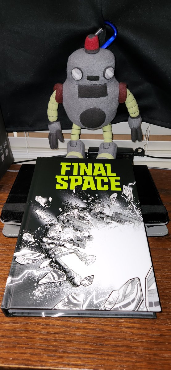 SeeSeeLovesSun's tweet photo. @FinalSpace its MIDNIGHT!! 🖤🖤🖤

MacMillan could take packing tips from @starcadetco 🙌👏💚 https://t.co/64pAyl7Asz