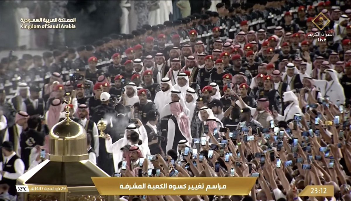 b_vg80's tweet photo. شوفوا كيف الكل يصور لحظة لا تفوت والله مهيبه جدا ❤️🤯🤯🤯🕋 https://t.co/NBDf8Jfak5