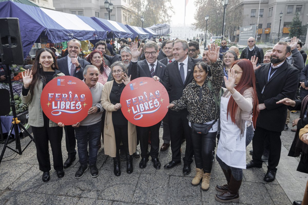 meconomia's tweet photo. ¡Fortalecemos las ferias libres de Chile! 👏🇨🇱

El biministro Daniel Mas encabezó el lanzamiento del Fondo Concursable de Desarrollo de Ferias Libres de @Sercotec_Chile, que se realizó en el Paseo Bulnes de Santiago 📌

✔️Esta iniciativa entrega hasta 30 millones de pesos, que pueden ser destinados a impulsar asociatividad, comercialización e innovación de las ferias libres, uno de los canales de comercialización vitales para las familias del país 🍏🥬

Conoce más en 👇
https://t.co/lSqYPOyOx3