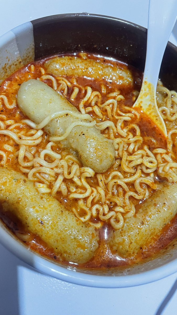 Restyarst's tweet photo. terserah dunia mau gimana ke elu res tp jangan lupa makan. sehat terus ya res. https://t.co/1PxrXamKCp