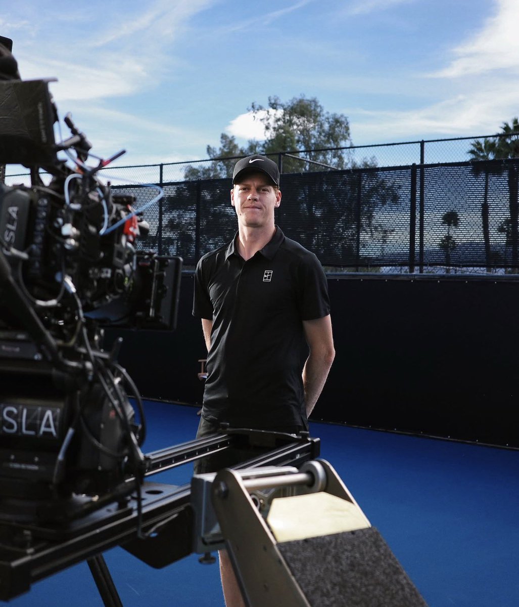 sinnervideos's tweet photo. 🔙 BTS of Jannik Sinner filming for La Roche-Posay’s ad 🖤🧴☀️ https://t.co/3rlOoqtQr5