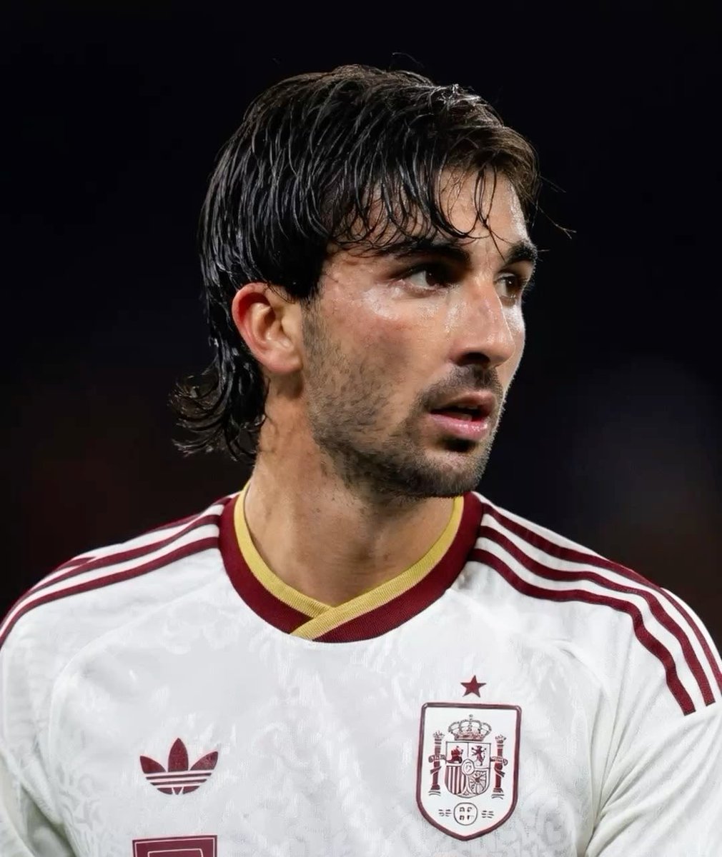 TouchmineX's tweet photo. 🚨𝗕𝗥𝗘𝗔𝗞𝗜𝗡𝗚: Ferran Torres threw punches at his Spanish teammates and staff in frustration after the draw against Cape Verde. 🇪🇸🥊

He missed every single one of them. 😳 https://t.co/m9ke3QDPNn