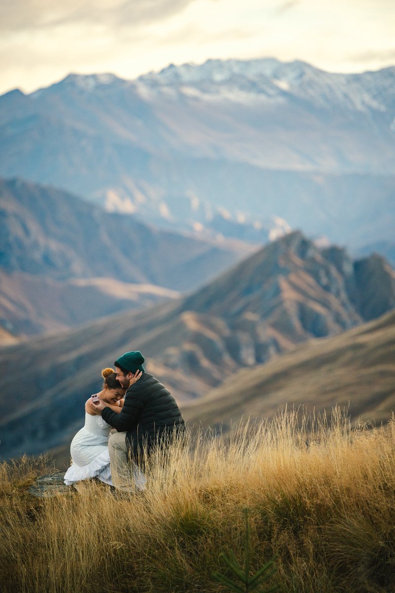 carolinelins's tweet photo. eu fui pedida em casamento aos pés de uma montanha 

CARALHOOOOOOOOOOOO 💍 https://t.co/2UNsMYVcUv